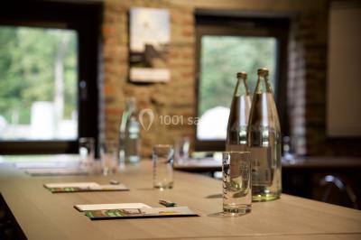 Miniature Location salle Froidchapelle (Hainaut) - Le Refuge du Badon #31 Dépliant sur des trottinettes électriques tout terrain posé sur une table avec viennoiseries et jus d'orange en arrière-plan.