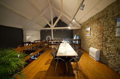 Miniature Location salle Froidchapelle (Hainaut) - Le Refuge du Badon #4 Dépliant sur des trottinettes électriques tout terrain posé sur une table avec viennoiseries et jus d'orange en arrière-plan.