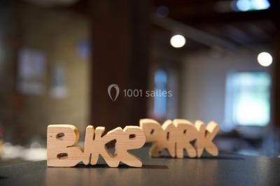 Miniature Location salle Froidchapelle (Hainaut) - Le Refuge du Badon #28 Dépliant sur des trottinettes électriques tout terrain posé sur une table avec viennoiseries et jus d'orange en arrière-plan.