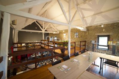 Miniature Location salle Froidchapelle (Hainaut) - Le Refuge du Badon #6 Dépliant sur des trottinettes électriques tout terrain posé sur une table avec viennoiseries et jus d'orange en arrière-plan.