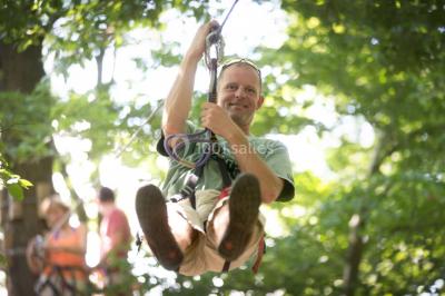Miniature Location salle Froidchapelle (Hainaut) - Le Refuge du Badon #21 Dépliant sur des trottinettes électriques tout terrain posé sur une table avec viennoiseries et jus d'orange en arrière-plan.
