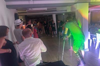 Miniature DJ Geville (Meuse) - Team MooMa Events #20 Des personnes dansent dans une salle éclairée par des lumières rouges, entourées de tables dressées pour un événement.