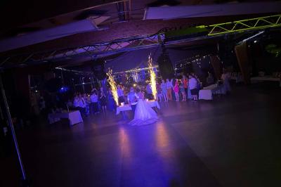 Miniature DJ Geville (Meuse) - Team MooMa Events #3 Des personnes dansent dans une salle éclairée par des lumières rouges, entourées de tables dressées pour un événement.