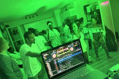 Miniature DJ Geville (Meuse) - Team MooMa Events #28 Des personnes dansent dans une salle éclairée par des lumières rouges, entourées de tables dressées pour un événement.