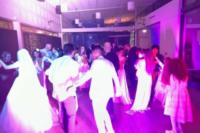 Miniature DJ Geville (Meuse) - Team MooMa Events #33 Des personnes dansent dans une salle éclairée par des lumières rouges, entourées de tables dressées pour un événement.