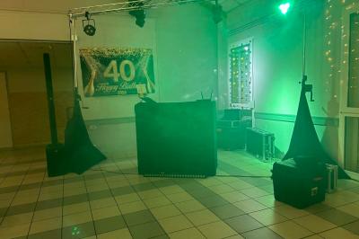 Miniature DJ Geville (Meuse) - Team MooMa Events #20 Des personnes dansent dans une salle éclairée par des lumières rouges, entourées de tables dressées pour un événement.