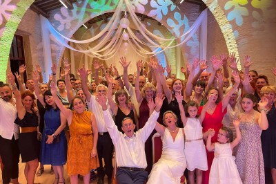 Installation de matériel de sonorisation et d'éclairage avec projecteurs et enceintes dans une salle de réception.