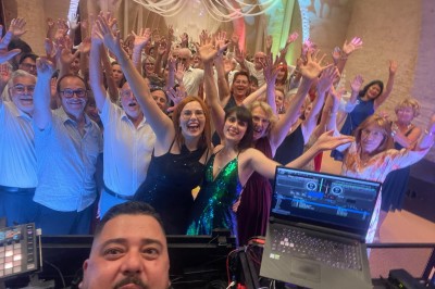 Installation de matériel de sonorisation et d'éclairage avec projecteurs et enceintes dans une salle de réception.