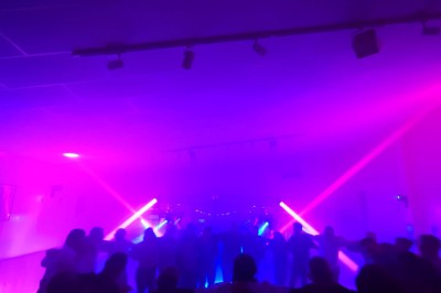 Installation de matériel de sonorisation et d'éclairage avec projecteurs et enceintes dans une salle de réception.