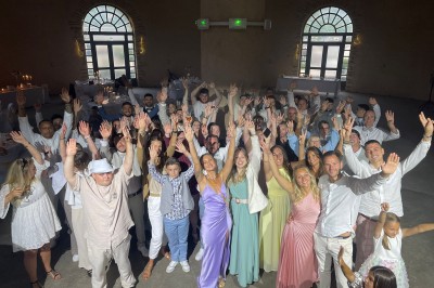 Installation de matériel de sonorisation et d'éclairage avec projecteurs et enceintes dans une salle de réception.