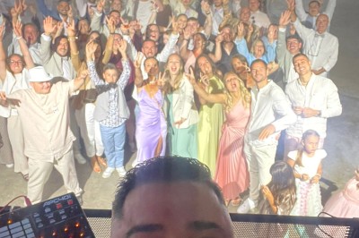 Installation de matériel de sonorisation et d'éclairage avec projecteurs et enceintes dans une salle de réception.