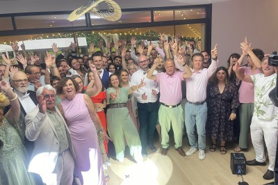 Installation de matériel de sonorisation et d'éclairage avec projecteurs et enceintes dans une salle de réception.