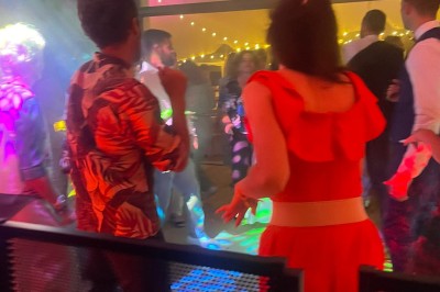 Installation de matériel de sonorisation et d'éclairage avec projecteurs et enceintes dans une salle de réception.