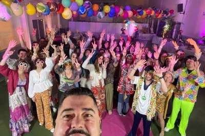 Installation de matériel de sonorisation et d'éclairage avec projecteurs et enceintes dans une salle de réception.