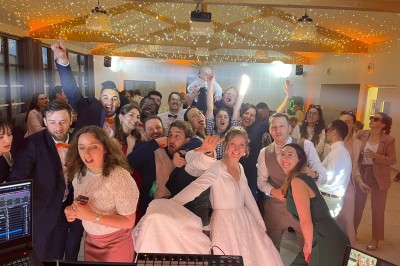 Installation de matériel de sonorisation et d'éclairage avec projecteurs et enceintes dans une salle de réception.