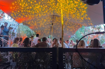 Installation de matériel de sonorisation et d'éclairage avec projecteurs et enceintes dans une salle de réception.