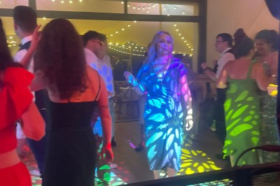 Installation de matériel de sonorisation et d'éclairage avec projecteurs et enceintes dans une salle de réception.