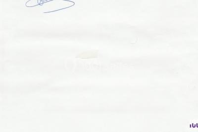 Salle sombre avec des poutres en bois, éclairée par des lumières colorées, des personnes discutent et se déplacent.