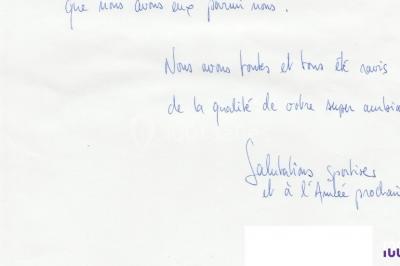 Salle sombre avec des poutres en bois, éclairée par des lumières colorées, des personnes discutent et se déplacent.