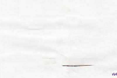 Salle sombre avec des poutres en bois, éclairée par des lumières colorées, des personnes discutent et se déplacent.