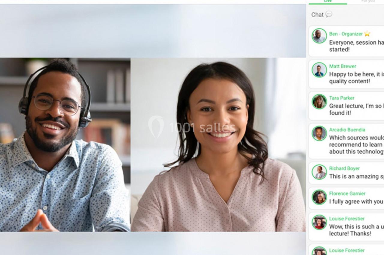 Deux personnes souriantes en visioconférence, avec un chat affichant des messages positifs à droite de l'écran.