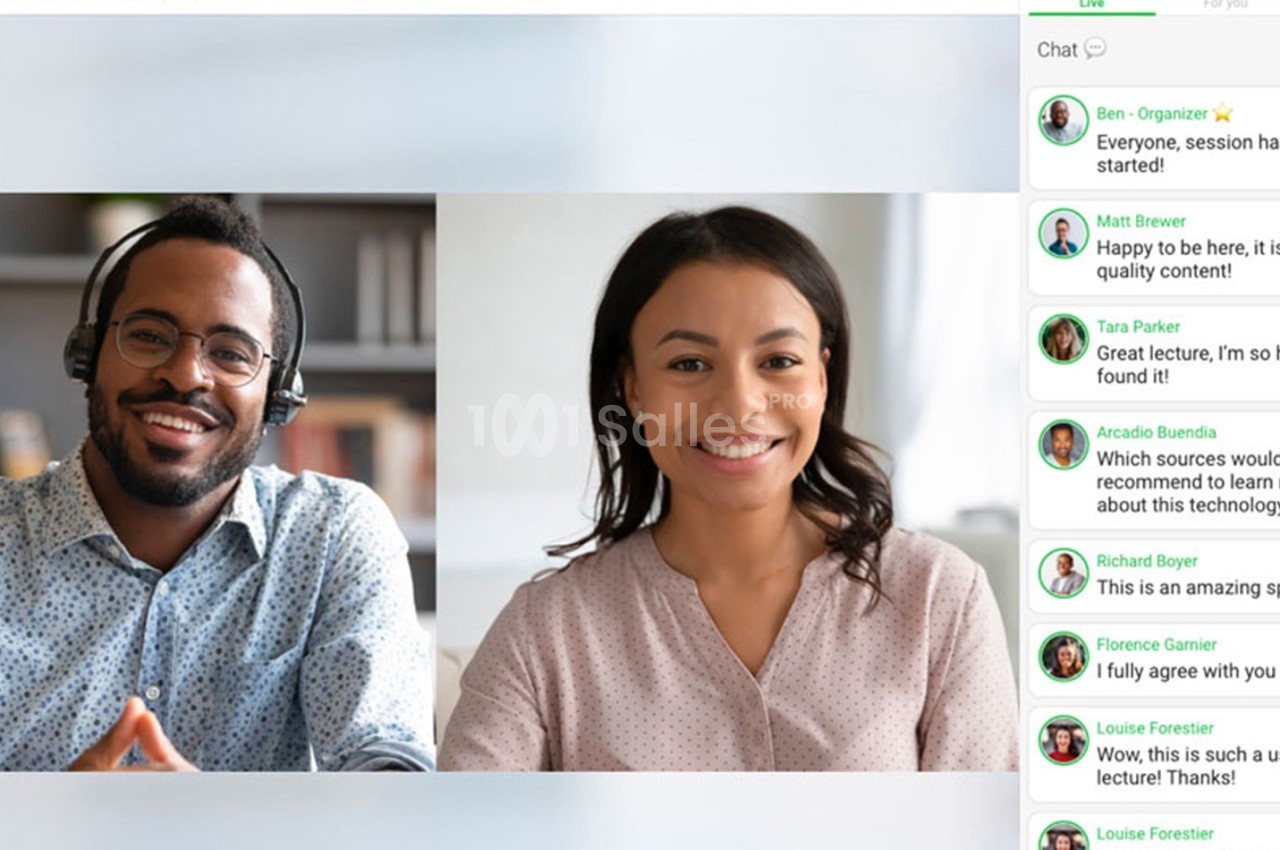 Deux personnes souriantes en visioconférence, avec un chat affichant des messages positifs à droite de l'écran.