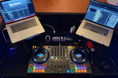 Miniature DJ Morigny-Champigny (Essonne) - ZykZag #2 Salle de réception décorée avec des tables rondes éclairées en bleu, nappes blanches et bougies allumées.