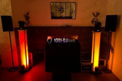 Miniature DJ Morigny-Champigny (Essonne) - ZykZag #3 Salle de réception décorée avec des tables rondes éclairées en bleu, nappes blanches et bougies allumées.