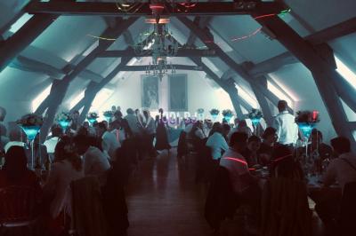 Miniature DJ Morigny-Champigny (Essonne) - ZykZag #5 Salle de réception décorée avec des tables rondes éclairées en bleu, nappes blanches et bougies allumées.