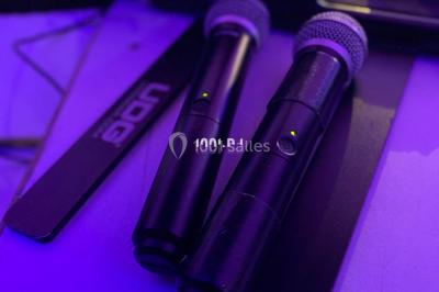 Miniature DJ Morigny-Champigny (Essonne) - ZykZag #6 Salle de réception décorée avec des tables rondes éclairées en bleu, nappes blanches et bougies allumées.