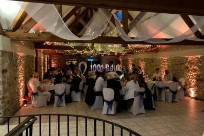 Miniature DJ Morigny-Champigny (Essonne) - ZykZag #7 Salle de réception décorée avec des tables rondes éclairées en bleu, nappes blanches et bougies allumées.