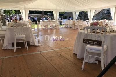 Miniature DJ Morigny-Champigny (Essonne) - ZykZag #8 Salle de réception décorée avec des tables rondes éclairées en bleu, nappes blanches et bougies allumées.