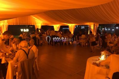 Miniature DJ Morigny-Champigny (Essonne) - ZykZag #9 Salle de réception décorée avec des tables rondes éclairées en bleu, nappes blanches et bougies allumées.