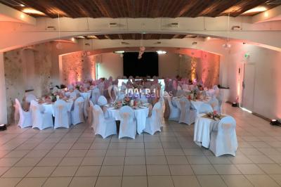 Miniature DJ Morigny-Champigny (Essonne) - ZykZag #11 Salle de réception décorée avec des tables rondes éclairées en bleu, nappes blanches et bougies allumées.