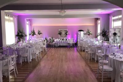 Miniature DJ Morigny-Champigny (Essonne) - ZykZag #12 Salle de réception décorée avec des tables rondes éclairées en bleu, nappes blanches et bougies allumées.