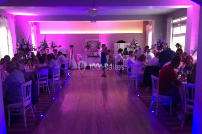 Miniature DJ Morigny-Champigny (Essonne) - ZykZag #13 Salle de réception décorée avec des tables rondes éclairées en bleu, nappes blanches et bougies allumées.