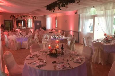 Miniature DJ Morigny-Champigny (Essonne) - ZykZag #14 Salle de réception décorée avec des tables rondes éclairées en bleu, nappes blanches et bougies allumées.