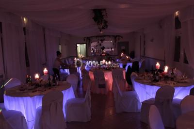 Miniature DJ Morigny-Champigny (Essonne) - ZykZag #15 Salle de réception décorée avec des tables rondes éclairées en bleu, nappes blanches et bougies allumées.