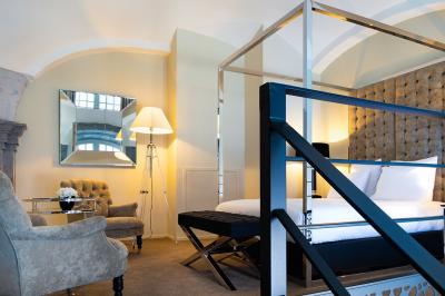 Miniature Location salle Valenciennes (Nord) - Royal Hainaut Spa & Resort #17 Chambre élégante avec lit double, fauteuil, rideaux beiges, tableaux encadrés et lumière naturelle entrant par une grande…