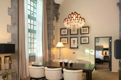 Miniature Location salle Valenciennes (Nord) - Royal Hainaut Spa & Resort #13 Chambre élégante avec lit double, fauteuil, rideaux beiges, tableaux encadrés et lumière naturelle entrant par une grande…