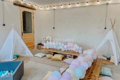 Miniature Location salle Thizy (Rhône) - Château de Laforest #15 Paysage rural avec une clôture en bois, des champs verdoyants, des arbres et un bâtiment en pierre sous un ciel…