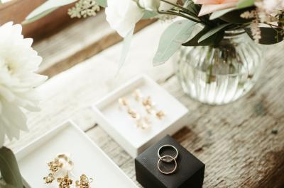 Miniature Location salle Thizy (Rhône) - Château de Laforest #17 Paysage rural avec une clôture en bois, des champs verdoyants, des arbres et un bâtiment en pierre sous un ciel…