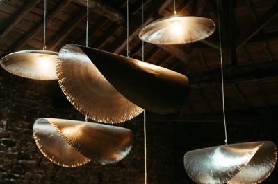 Miniature Location salle Thizy (Rhône) - Château de Laforest #19 Paysage rural avec une clôture en bois, des champs verdoyants, des arbres et un bâtiment en pierre sous un ciel…