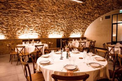 Miniature Location salle Thizy (Rhône) - Château de Laforest #6 Paysage rural avec une clôture en bois, des champs verdoyants, des arbres et un bâtiment en pierre sous un ciel…