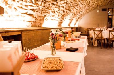 Miniature Location salle Thizy (Rhône) - Château de Laforest #4 Paysage rural avec une clôture en bois, des champs verdoyants, des arbres et un bâtiment en pierre sous un ciel…