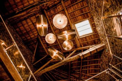 Miniature Location salle Thizy (Rhône) - Château de Laforest #5 Paysage rural avec une clôture en bois, des champs verdoyants, des arbres et un bâtiment en pierre sous un ciel…