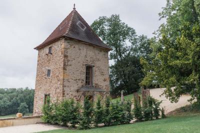 Miniature Location salle Thizy (Rhône) - Château de Laforest #14 Paysage rural avec une clôture en bois, des champs verdoyants, des arbres et un bâtiment en pierre sous un ciel…