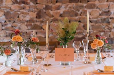 Miniature Location salle Thizy (Rhône) - Château de Laforest #12 Paysage rural avec une clôture en bois, des champs verdoyants, des arbres et un bâtiment en pierre sous un ciel…