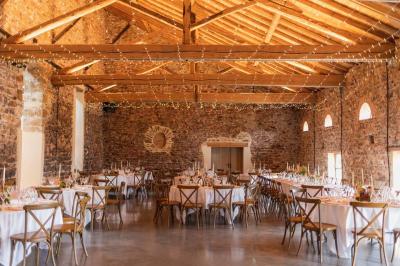 Miniature Location salle Thizy (Rhône) - Château de Laforest #2 Paysage rural avec une clôture en bois, des champs verdoyants, des arbres et un bâtiment en pierre sous un ciel…