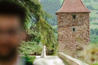 Miniature Location salle Thizy (Rhône) - Château de Laforest #13 Paysage rural avec une clôture en bois, des champs verdoyants, des arbres et un bâtiment en pierre sous un ciel…